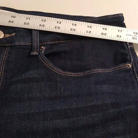 LEVIS SIGNATURE MIDRISE, STRETCH CAPRI WITH CUFFED LEG, WATERLESS DENIM JEANS - Picture 6 of 9